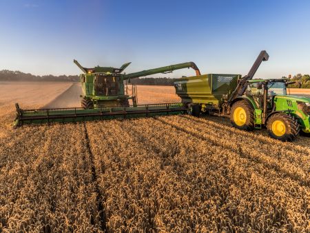 John Deere S700 Unloading
